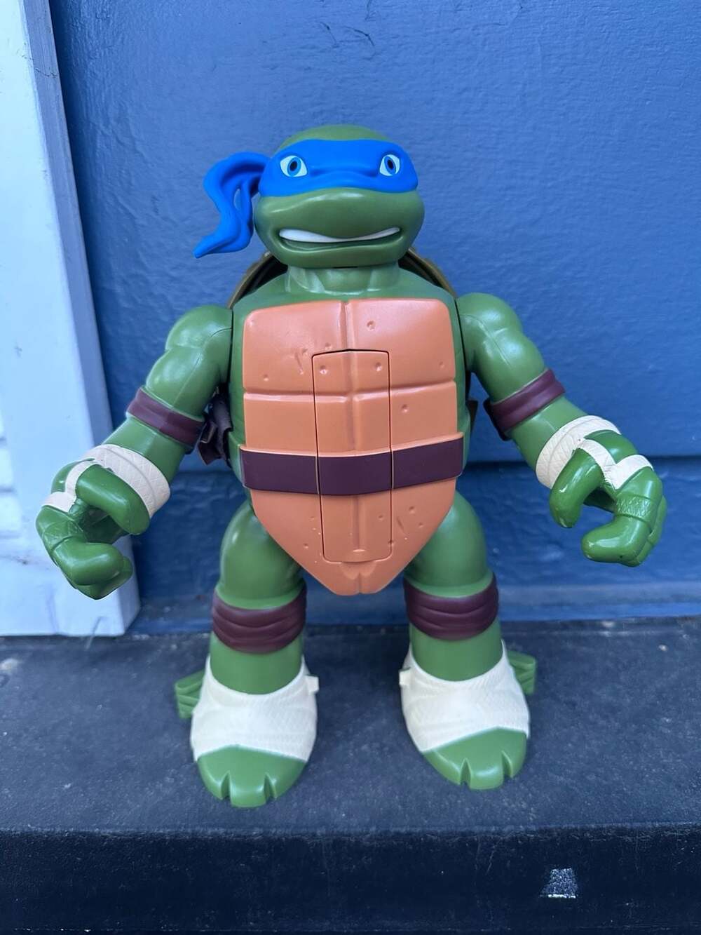 Playmates TMNT Leonardo Micro Mutants Lair Playset 2-in-1 Action Figure